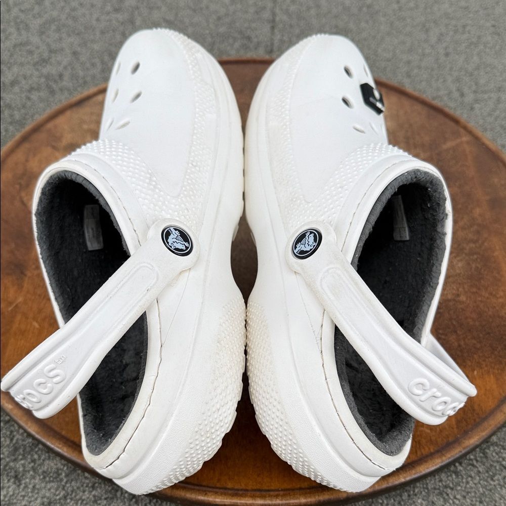 CROCS Shoes Men 6 Wm 8 White Clogs Gray Faux Fur Lining Coffee Camera Daisy - Picture 8 of 11